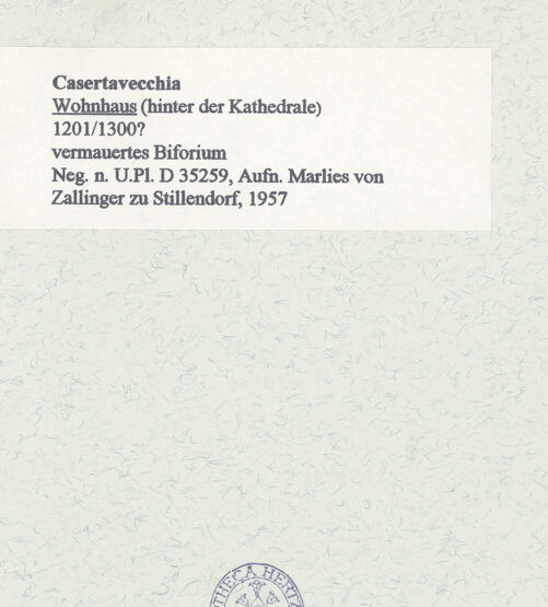 Rückseite von Bibliotheca Hertziana [https://www.deutsche-digitale-bibliothek.de/content/lizenzen/rv-fz/] vermauertes Biforium, bh452953_recto. Foto: Zallinger zu Stillendorf, Marlies von.