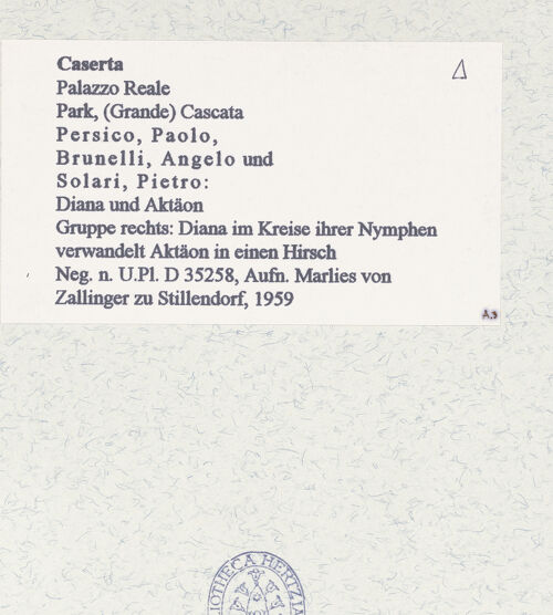 Rückseite von Bibliotheca Hertziana [https://www.deutsche-digitale-bibliothek.de/content/lizenzen/rv-fz/] Fontana di Diana e Atteone (Brunnen der Diana und Aktäon)Gruppe rechts: Diana im Kreise ihrer Nymphen verwandelt Aktäon in einen Hirsch - Gesamtansicht, bh452954_recto. Foto: Zallinger zu Stillendorf, Marlies von.