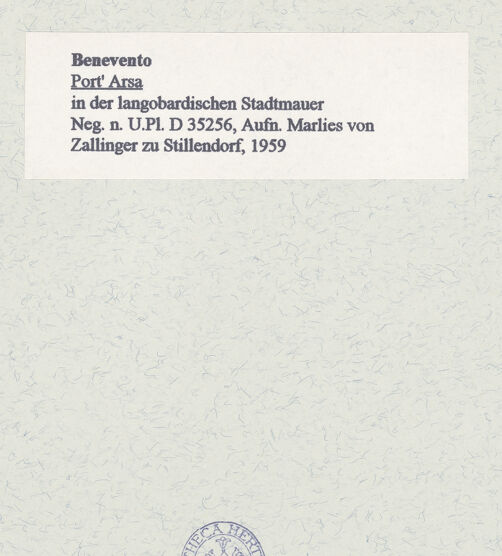 Rückseite von Bibliotheca Hertziana [https://www.deutsche-digitale-bibliothek.de/content/lizenzen/rv-fz/] Port'Arsa - Tor (in der langobardischen Stadtmauer) von Westen, bh452957_recto. Foto: Zallinger zu Stillendorf, Marlies von.