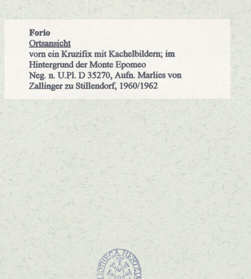 Rückseite von Bibliotheca Hertziana [https://www.deutsche-digitale-bibliothek.de/content/lizenzen/rv-fz/] Vorn ein Kruzifix mit Kachelbildern; im Hintergrund der Monte Epomeo, bh452972_recto. Foto: Zallinger zu Stillendorf, Marlies von.