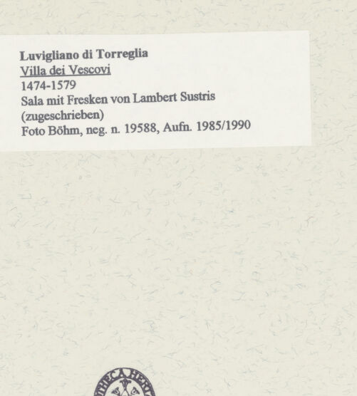 Rückseite von Böhm, Osvaldo [https://www.deutsche-digitale-bibliothek.de/content/lizenzen/rv-ez/] Freskendekoration mit Scheinarchitektur, fingierten Statuen, Figuren der Antike, Landschaften und mythologischen Szenen - Nordöstliche Ecke, bh453261_recto. Foto.