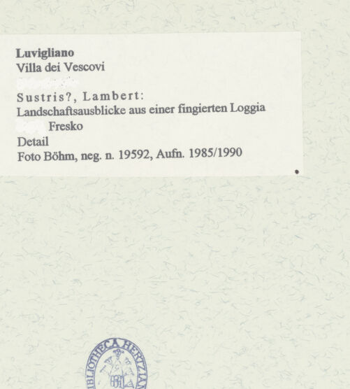 Rückseite von Böhm, Osvaldo [https://www.deutsche-digitale-bibliothek.de/content/lizenzen/rv-ez/] Landschaftsausblicke aus einer fingierten LoggiaTraubenessender Putto mit Hund und Vase vor Flusslandschaft - Gesamtansicht, bh453319_recto. Foto.