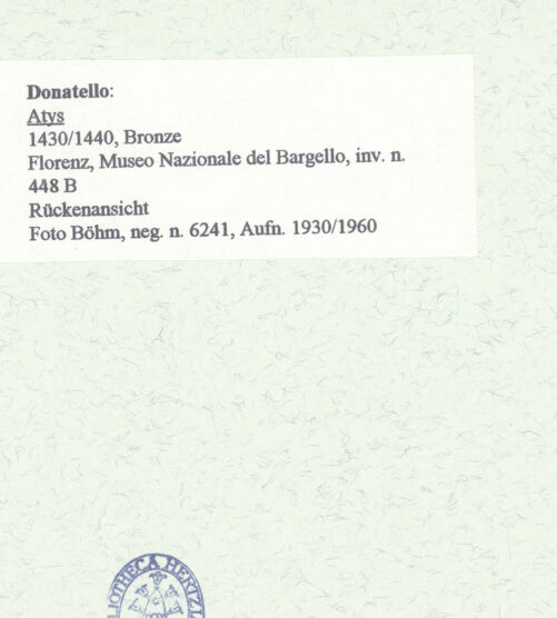 Rückseite von Böhm [https://www.deutsche-digitale-bibliothek.de/content/lizenzen/rv-ez/] Atys - Rückenansicht, bh453322_recto. Foto.