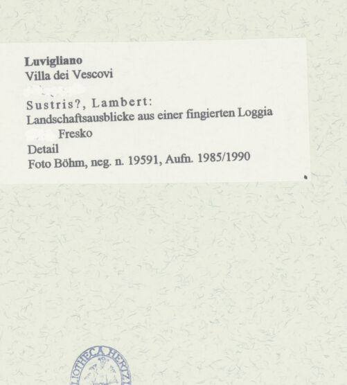 Rückseite von Böhm, Osvaldo [https://www.deutsche-digitale-bibliothek.de/content/lizenzen/rv-ez/] Landschaftsausblicke aus einer fingierten LoggiaZwei Frauen tragen einen Krug und Korb vor einer Flusslandschaft mit Berg - Gesamtansicht, bh453328_recto. Foto.