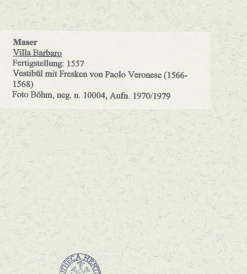 Rückseite von Böhm [https://rightsstatements.org/page/CNE/1.0/] Villa Barbaro - Vestibül mit Fresken von Paolo Veronese (1566-1568), bh453353_recto. Foto.
