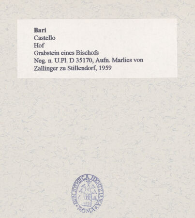 Rückseite von Bibliotheca Hertziana [https://www.deutsche-digitale-bibliothek.de/content/lizenzen/rv-fz/] Grabstein eines Bischofs - Teilansicht, bh454110_recto. Foto: Zallinger zu Stillendorf, Marlies von.