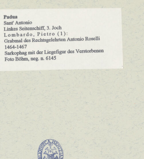 Rückseite von Böhm, Osvaldo [https://www.deutsche-digitale-bibliothek.de/content/lizenzen/rv-ez/] Grabmal des Rechtsgelehrten Antonio Roselli (gest. 1466)Totenkammer - Detail: Liegefigur und Sarkophag, bh454131_recto. Foto: Böhm, Osvaldo.