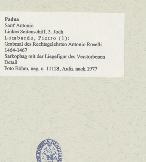Rückseite von Böhm, Osvaldo [https://www.deutsche-digitale-bibliothek.de/content/lizenzen/rv-ez/] Grabmal des Rechtsgelehrten Antonio Roselli (gest. 1466)TotenkammerDer Verstorbene (Gisant) - Detail: Kopf, bh454169_recto. Foto: Böhm, Osvaldo.