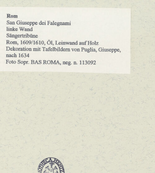 Rückseite von Sopr. BAS ROMA [https://www.deutsche-digitale-bibliothek.de/content/lizenzen/rv-ez/] Sängertribüne (Kanzel / Loge) - Blick von unten, bh454493_recto. Foto.