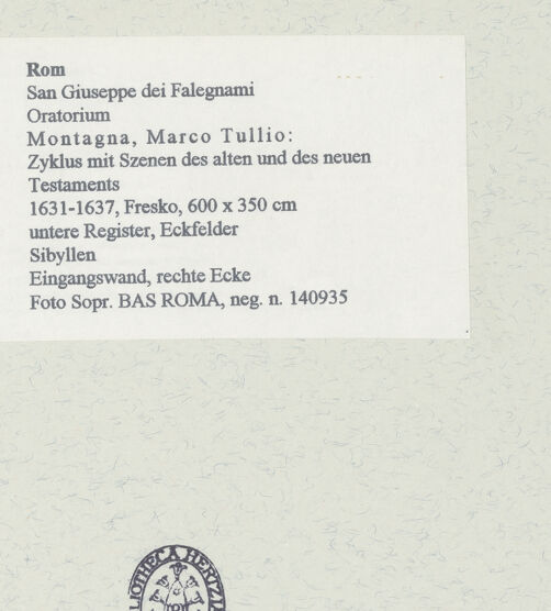 Rückseite von Sopr. BAS ROMA [https://www.deutsche-digitale-bibliothek.de/content/lizenzen/rv-ez/] Zyklus mit Szenen des alten und des neuen TestamentsSibylle - Eingangswand, rechte Ecke, bh454508_recto. Foto.