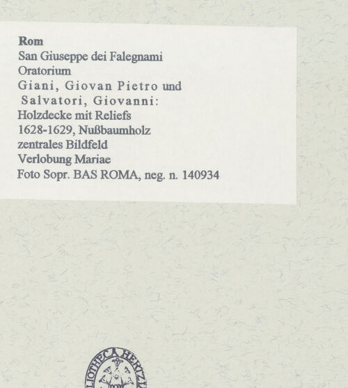 Rückseite von Sopr. BAS ROMA [https://www.deutsche-digitale-bibliothek.de/content/lizenzen/rv-ez/] Holzdecke mit ReliefsVerlobung Mariae (zentrales Bildfeld) - , bh454510_recto. Foto.