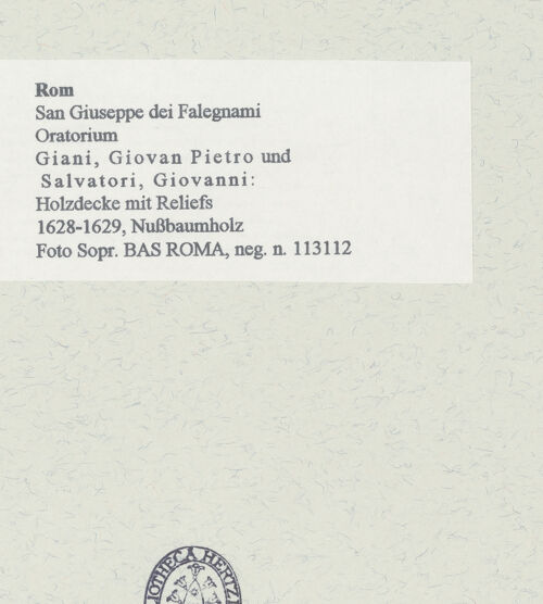 Rückseite von Sopr. BAS ROMA [https://www.deutsche-digitale-bibliothek.de/content/lizenzen/rv-ez/] Holzdecke mit Reliefs - Gesamtansicht, bh454511_recto. Foto.