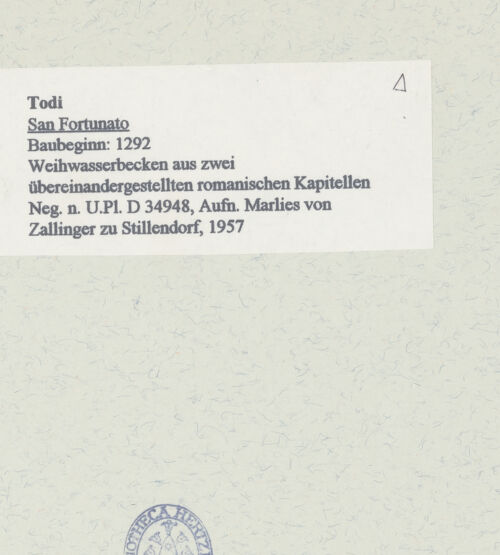 Rückseite von Bibliotheca Hertziana [https://www.deutsche-digitale-bibliothek.de/content/lizenzen/rv-fz/] Weihwasserbecken aus zwei übereinandergestellten Kapitellen - Detail: Kapitelle, bh454579_recto. Foto: Zallinger zu Stillendorf, Marlies von.