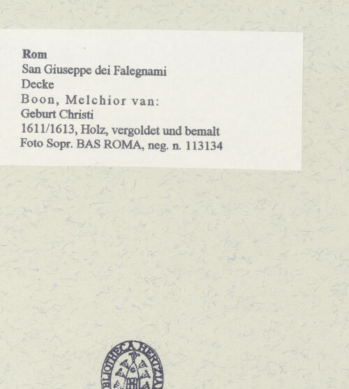 Rückseite von Sopr. BAS ROMA [https://www.deutsche-digitale-bibliothek.de/content/lizenzen/rv-ez/] Ornamentierte Decke mit Reliefs (Heiliger Josef, Geburt Christi, Petrus und Paulus)Geburt Christi (zentrales Bildfeld) - , bh454706_recto. Foto.