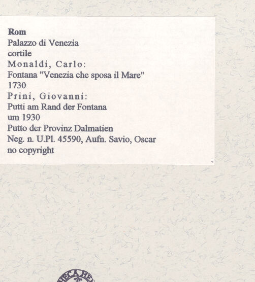 Rückseite von Bibliotheca Hertziana [https://rightsstatements.org/page/CNE/1.0/] Fontana "Venezia che sposa il Mare"Putti am Rand der Fontana - Putto der Provinz Dalmatien, bh454743_recto. Foto: Savio, Oscar.