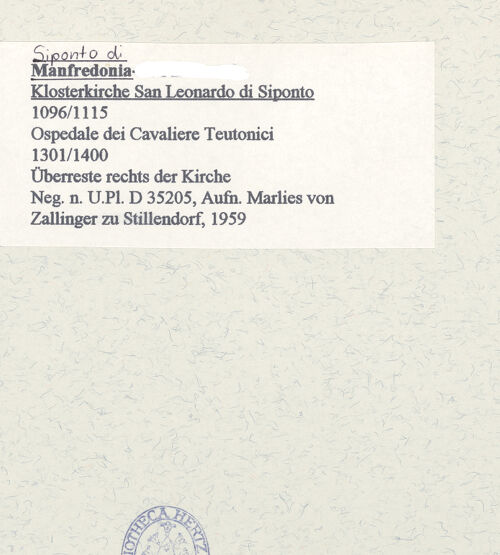 Rückseite von Bibliotheca Hertziana [https://www.deutsche-digitale-bibliothek.de/content/lizenzen/rv-fz/] San Leonardo di Siponto (Kloster und Hospiz)Kloster - Klostergebäude südlich der Kirche (von Osten), bh454764_recto. Foto: Zallinger zu Stillendorf, Marlies von.