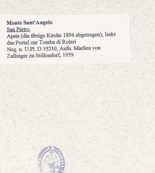 Rückseite von Bibliotheca Hertziana [https://www.deutsche-digitale-bibliothek.de/content/lizenzen/rv-fz/] San Pietro - Apsis; links das Portal zur Tomba di Rotari, bh454775_recto. Foto: Zallinger zu Stillendorf, Marlies von.