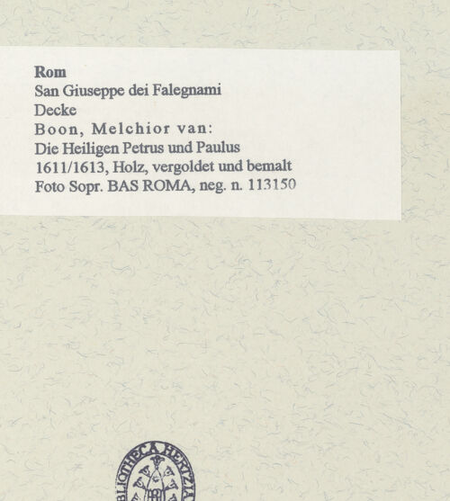 Rückseite von Sopr. BAS ROMA [https://www.deutsche-digitale-bibliothek.de/content/lizenzen/rv-ez/] Ornamentierte Decke mit Reliefs (Heiliger Josef, Geburt Christi, Petrus und Paulus)Petrus und Paulus - , bh454964_recto. Foto.