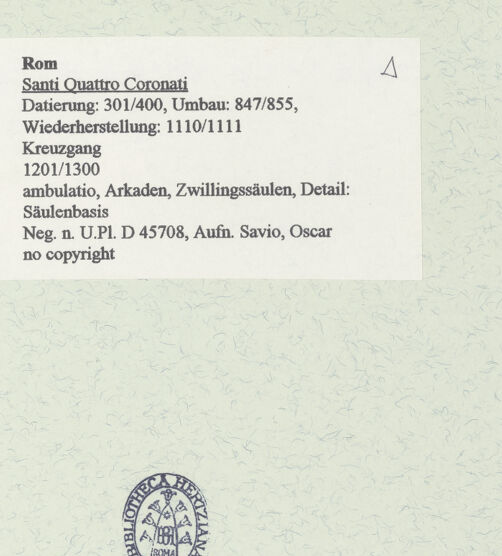 Rückseite von Bibliotheca Hertziana [https://www.deutsche-digitale-bibliothek.de/content/lizenzen/rv-fz/] Santi Quattro CoronatiInneres - ambulatio, Arkaden, Zwillingssäulen, Detail: Säulenbasis, bh455212_recto. Foto: Savio, Oscar.