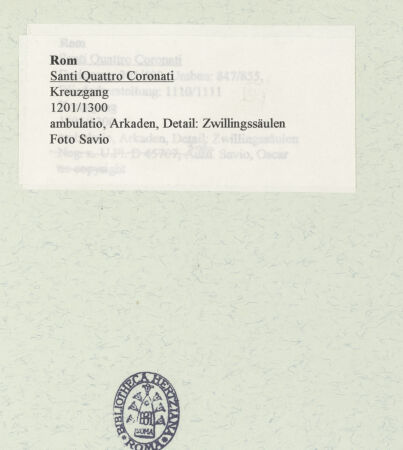 Rückseite von Bibliotheca Hertziana [https://www.deutsche-digitale-bibliothek.de/content/lizenzen/rv-fz/] Santi Quattro CoronatiInneres - ambulatio, Arkaden, Detail: Zwillingssäulen, bh455213_recto. Foto: Savio, Oscar.
