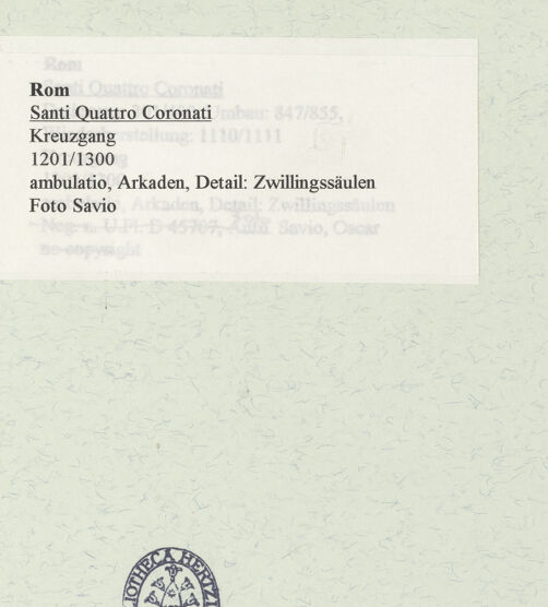 Rückseite von Bibliotheca Hertziana [https://www.deutsche-digitale-bibliothek.de/content/lizenzen/rv-fz/] Santi Quattro CoronatiInneres - ambulatio, Arkaden, Detail: Zwillingssäulen, bh455213_recto. Foto: Savio, Oscar.