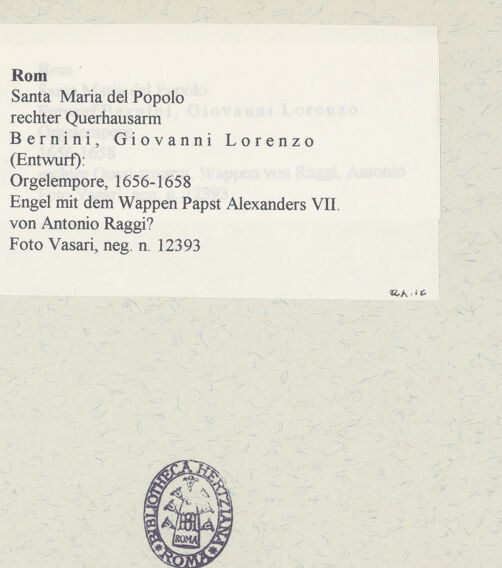 Rückseite von Vasari [https://www.deutsche-digitale-bibliothek.de/content/lizenzen/rv-ez/] Orgelemporen - Empore rechts, Gesamtaufnahme: Engel mit dem Wappen Papst Alexanders VII. von Antonio Raggi dem Älteren?, bh455225_recto. Foto.