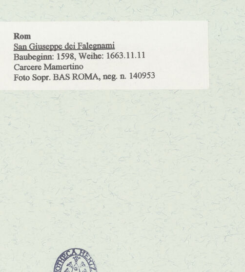 Rückseite von Sopr. BAS ROMA [https://www.deutsche-digitale-bibliothek.de/content/lizenzen/rv-ez/] San Giuseppe dei FalegnamiCarcere Mamertino - Inschrift und Treppenaufgänge, bh455461_recto. Foto.