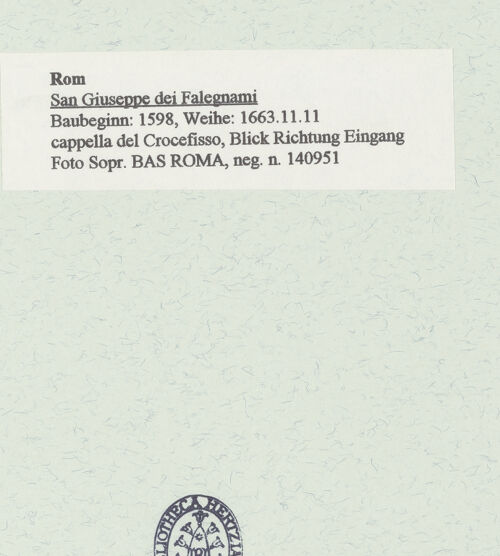 Rückseite von Sopr. BAS ROMA [https://www.deutsche-digitale-bibliothek.de/content/lizenzen/rv-ez/] San Giuseppe dei FalegnamiCappella del Crocefisso - Blick Richtung Eingang und Kassettendecke, bh455465_recto. Foto.