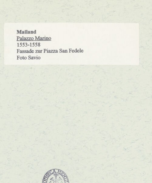 Rückseite von Savio, Oscar [https://www.deutsche-digitale-bibliothek.de/content/lizenzen/rv-fz/] Palazzo MarinoFassade zur Piazza San Fedele - Seitenansicht, bh455574_recto. Foto: Savio, Oscar.