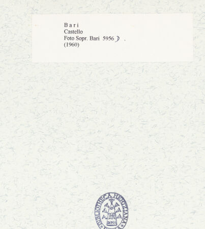 Rückseite von Sopr. BAS BA [https://www.deutsche-digitale-bibliothek.de/content/lizenzen/rv-ez/] Castello - Keller während der Ausgrabung, bh455697_recto. Foto.