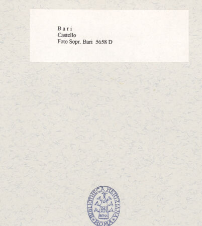 Rückseite von Sopr. BAS BA [https://www.deutsche-digitale-bibliothek.de/content/lizenzen/rv-ez/] Castello - Keller während der Ausgrabung, bh455820_recto. Foto.