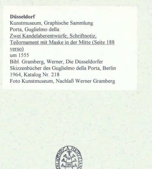 Rückseite von Museum Kunstpalast [https://www.deutsche-digitale-bibliothek.de/content/lizenzen/rv-ez/] L'arte del disegno, e le vivezze dell'ingegno di Guglielmo della Porta celebre scultore, et architetto ... (2 Bände)Zweiter (kleiner) Band mit zwei Skizzenbüchern und einem angefügten KonvolutDas KonvolutSeite 188 v: Zwei Kandelaberentwürfe; Schriftnotiz; Teilornament mit Maske in der Mitte - , bh455897_recto. Foto.