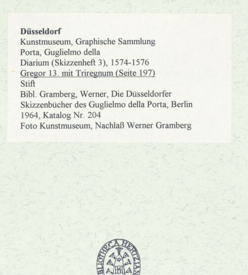 Rückseite von Museum Kunstpalast [https://www.deutsche-digitale-bibliothek.de/content/lizenzen/rv-ez/] L'arte del disegno, e le vivezze dell'ingegno di Guglielmo della Porta celebre scultore, et architetto ... (2 Bände)Zweiter (kleiner) Band mit zwei Skizzenbüchern und einem angefügten KonvolutDas dritte Skizzenheft oder DiariumSeite 197: Gregor 13. mit Triregnum - , bh455902_recto. Foto.