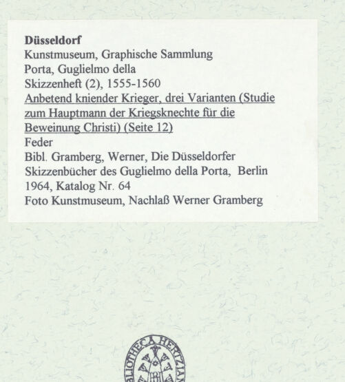 Rückseite von Museum Kunstpalast [https://www.deutsche-digitale-bibliothek.de/content/lizenzen/rv-ez/] L'arte del disegno, e le vivezze dell'ingegno di Guglielmo della Porta celebre scultore, et architetto ... (2 Bände)Zweiter (kleiner) Band mit zwei Skizzenbüchern und einem angefügten KonvolutDas zweite SkizzenheftSeite 12: Anbetend kniender Krieger, drei Varianten (Studie zum Hauptmann der Kriegsknechte für die Beweinung Christi) - , bh456367_recto. Foto.