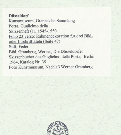 Rückseite von Museum Kunstpalast [https://www.deutsche-digitale-bibliothek.de/content/lizenzen/rv-ez/] L'arte del disegno, e le vivezze dell'ingegno di Guglielmo della Porta celebre scultore, et architetto ... (2 Bände)Erster (großer) Band mit dem ersten SkizzenheftFolio 23 verso (Seite 47): Rahmendekoration für drei Bild- oder Inschrifttafeln - , bh456392_recto. Foto.