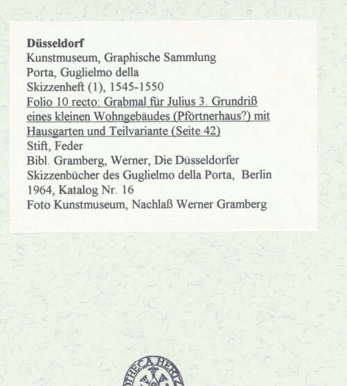Rückseite von Museum Kunstpalast [https://www.deutsche-digitale-bibliothek.de/content/lizenzen/rv-ez/] L'arte del disegno, e le vivezze dell'ingegno di Guglielmo della Porta celebre scultore, et architetto ... (2 Bände)Erster (großer) Band mit dem ersten SkizzenheftFolio 10 recto (Seite 42): Grabmal für Julius 3. Grundriss eines kleinen Wohngebäudes (Pförtnerhaus?) mit Hausgarten und Teilvariante - , bh456417_recto. Foto.