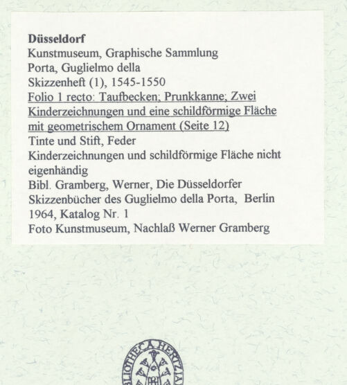 Rückseite von Museum Kunstpalast [https://www.deutsche-digitale-bibliothek.de/content/lizenzen/rv-ez/] L'arte del disegno, e le vivezze dell'ingegno di Guglielmo della Porta celebre scultore, et architetto ... (2 Bände)Erster (großer) Band mit dem ersten SkizzenheftFolio 1 recto (Seite 12): Taufbecken; Prunkkanne; Zwei Kinderzeichnungen und eine schildförmige Fläche mit geometrischem Ornament - , bh456428_recto. Foto.