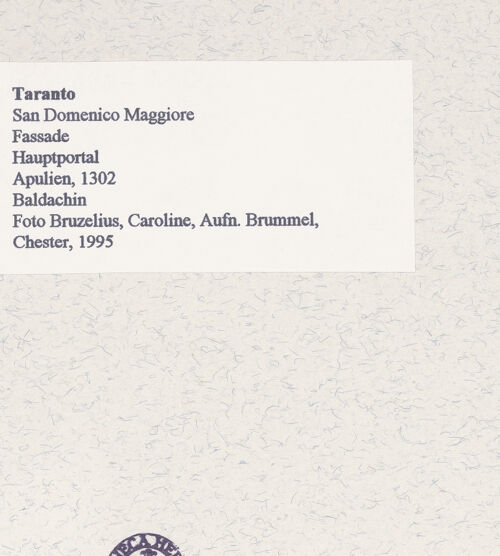 Rückseite von Bruzelius, Caroline [https://www.deutsche-digitale-bibliothek.de/content/lizenzen/rv-ez/] Hauptportal - Baldachin (und Rosenfenster), bh456506_recto. Foto: Brummel, Chester.