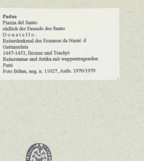 Rückseite von Böhm, Osvaldo [https://www.deutsche-digitale-bibliothek.de/content/lizenzen/rv-fz/] Reiterdenkmal des Erasmus da Narni: il Gattamelata - Reiterstatue und Attika mit wappentragenden Putti von Nordwesten, bh456580_recto. Foto: Böhm, Osvaldo.