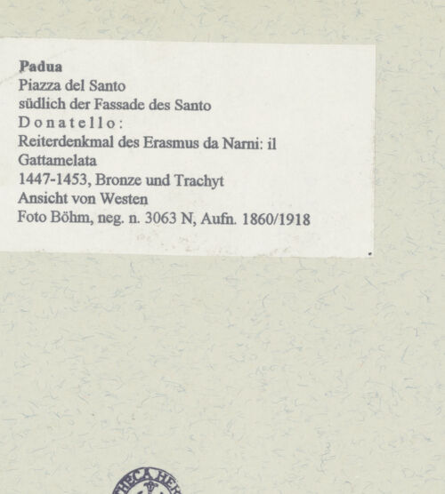 Rückseite von Böhm, Osvaldo [https://www.deutsche-digitale-bibliothek.de/content/lizenzen/rv-ez/] Reiterdenkmal des Erasmus da Narni: il Gattamelata - Ansicht von Nordwesten, bh456581_recto. Foto: Naya, Carlo.