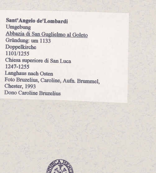 Rückseite von Bruzelius, Caroline [https://www.deutsche-digitale-bibliothek.de/content/lizenzen/rv-ez/] Abbazia di San Guglielmo al GoletoChiesa superiore di San Luca - Inneres, Langhaus nach Osten, bh456652_recto. Foto: Brummel, Chester.