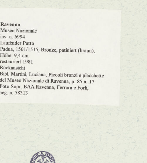 Rückseite von Sopr. BAA Ravenna, Ferrara e Forlì [https://www.deutsche-digitale-bibliothek.de/content/lizenzen/rv-ez/] Laufender Putto - Rückansicht, bh456903_recto. Foto.