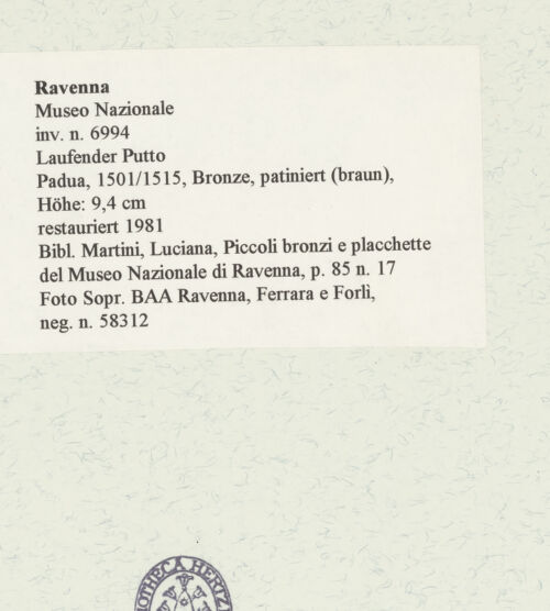 Rückseite von Sopr. BAA Ravenna, Ferrara e Forlì [https://www.deutsche-digitale-bibliothek.de/content/lizenzen/rv-ez/] Laufender Putto - Frontalansicht, bh456904_recto. Foto.