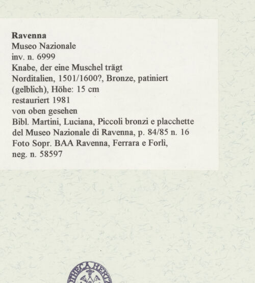 Rückseite von Sopr. BAA Ravenna, Ferrara e Forlì [https://www.deutsche-digitale-bibliothek.de/content/lizenzen/rv-ez/] Knabe, der eine Muschel trägt - von oben gesehen, bh456905_recto. Foto.