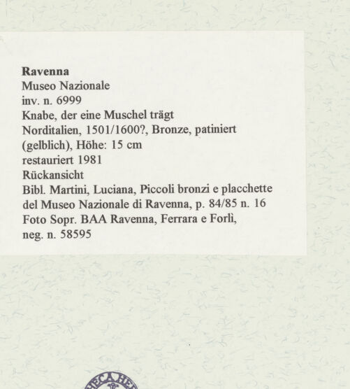 Rückseite von Sopr. BAA Ravenna, Ferrara e Forlì [https://www.deutsche-digitale-bibliothek.de/content/lizenzen/rv-ez/] Knabe, der eine Muschel trägt - Rückansicht, bh456907_recto. Foto.