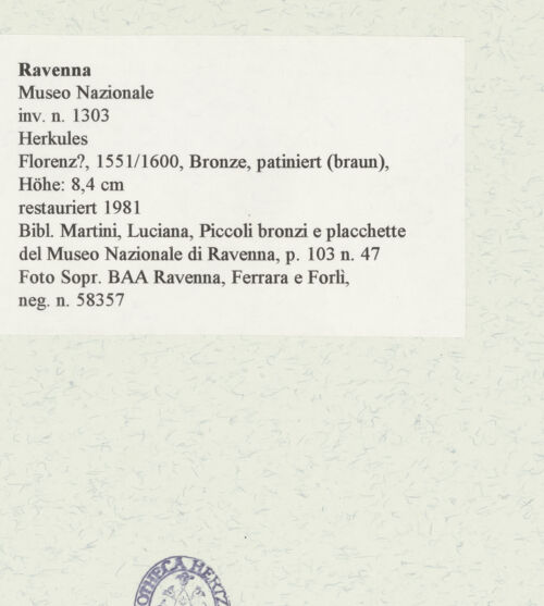 Rückseite von Sopr. BAA Ravenna, Ferrara e Forlì [https://www.deutsche-digitale-bibliothek.de/content/lizenzen/rv-ez/] Herkules - Frontalansicht, bh456948_recto. Foto.