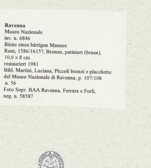 Rückseite von Sopr. BAA Ravenna, Ferrara e Forlì [https://www.deutsche-digitale-bibliothek.de/content/lizenzen/rv-ez/] Büste eines bärtigen Mannes - Frontalansicht, bh456955_recto. Foto.