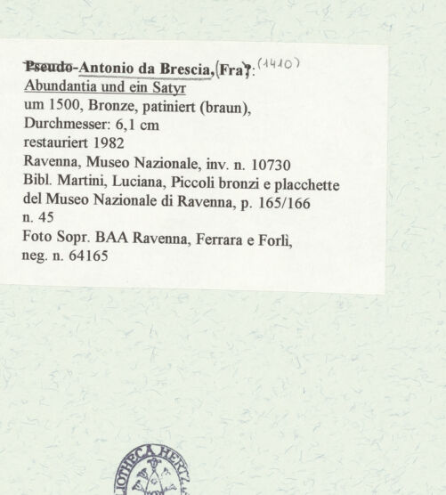 Rückseite von Sopr. BAA Ravenna, Ferrara e Forlì [https://www.deutsche-digitale-bibliothek.de/content/lizenzen/rv-ez/] Abundantia und ein Satyr - , bh456959_recto. Foto.