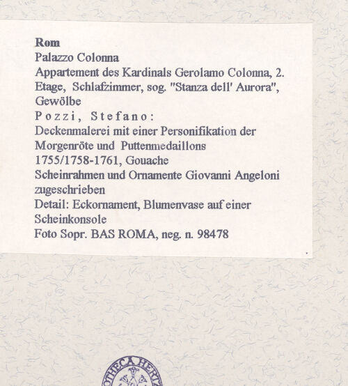 Rückseite von Sopr. BAS ROMA [https://www.deutsche-digitale-bibliothek.de/content/lizenzen/rv-ez/] Deckenmalerei mit einer Personifikation der Morgenröte und Puttenmedaillons - Detail: Eckornament, Blumenvase auf einer Scheinkonsole, bh457513_recto. Foto.