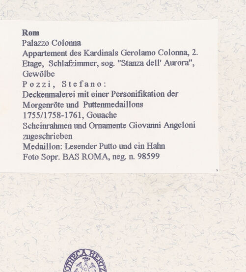 Rückseite von Sopr. BAS ROMA [https://www.deutsche-digitale-bibliothek.de/content/lizenzen/rv-ez/] Deckenmalerei mit einer Personifikation der Morgenröte und Puttenmedaillons - Medaillon: Lesender Putto und ein Hahn, bh457514_recto. Foto.